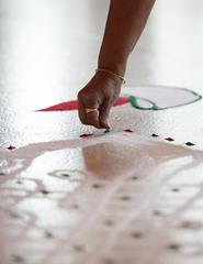Imagem da fonte — UM RANGOLI PARA A LUZ ENTRAR AQUI! | OFICINA